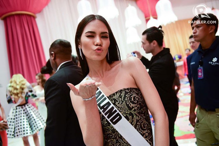 Thi sinh Miss Universe dua nhau tao dang xau truoc ong kinh-Hinh-4